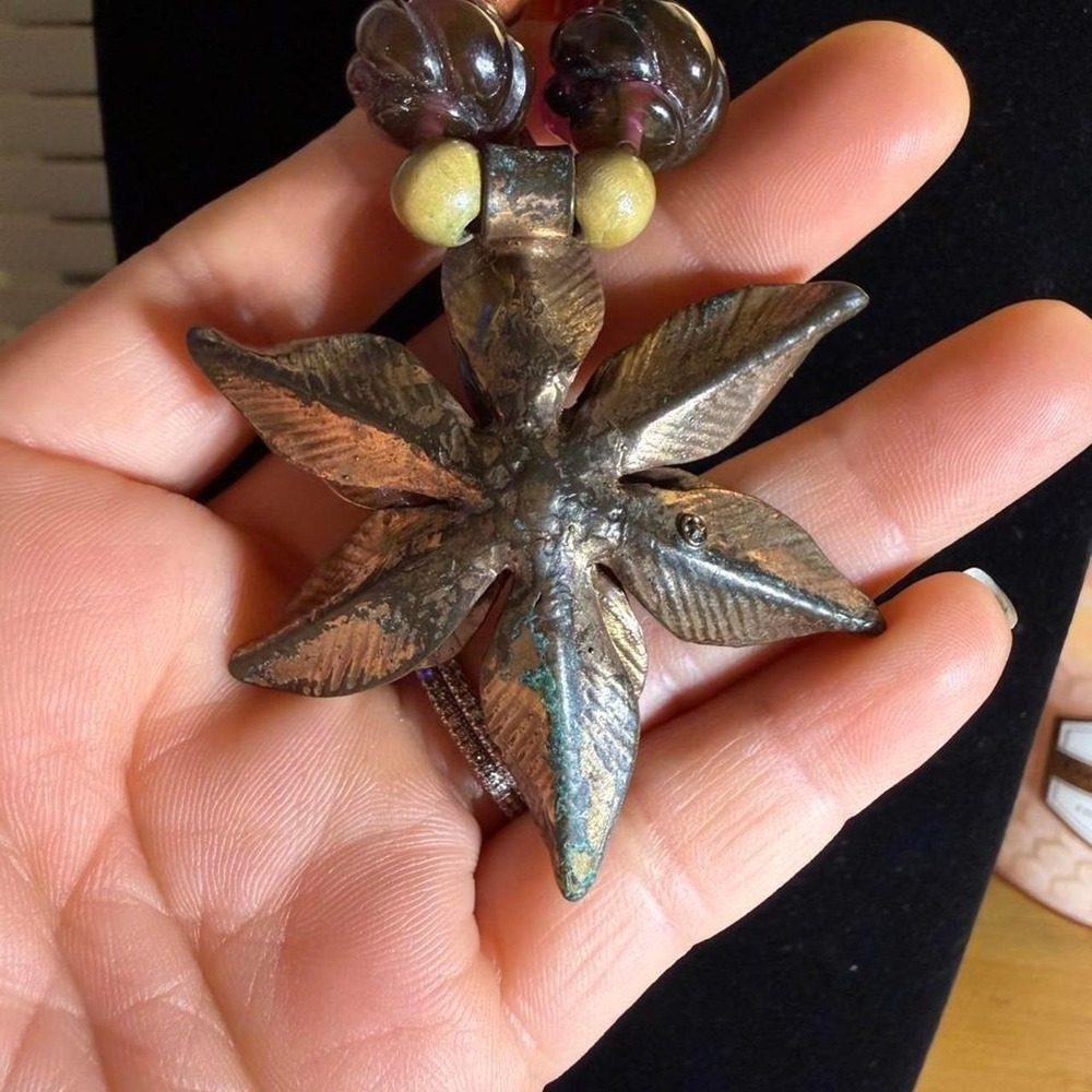 Cookie Lee-Multi-colored beaded necklace with large bronze flower pendant - Picture 5 of 8